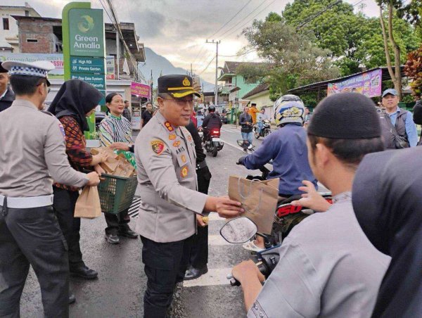 Kapolres Batu, Dr. AKBP Aris Purwanto Bagikan 200 Takjil Gratis Kepada Masyarakat, Sambut Ramadan 1447 H