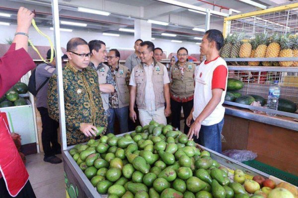 Jelang Akhir Tahun, Pj. Wali Kota Batu Dr. Aries Sidak Pasar Induk Among Tani Pastikan Stok Aman