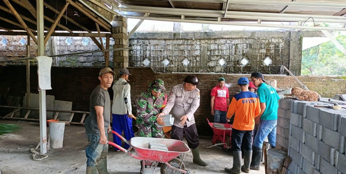Sinergitas TNI – Polri Bersama Warga, Gotong Royong Bedah Rumah Tak Layak Huni