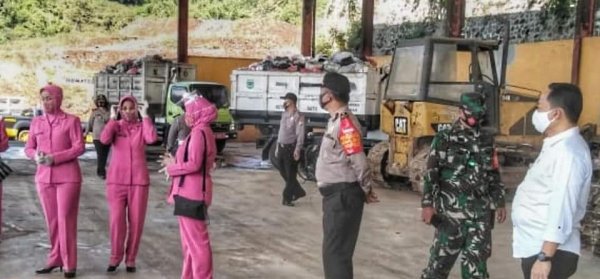 Peduli Masyarakat Terdampak Covid-19, Ketua Bhayangkari Kota Batu Bagikan Sembako