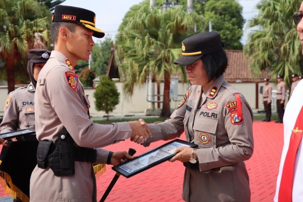 Motivasi Anggota dan Masyarakat Mitra Polri, Kapolres Batu AKBP Oskar Berikan Reward