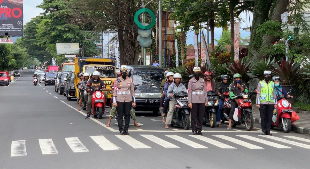 Kasat Lantas Polres Batu AKP Lya, Pandu Upacara Peringatan Hari Pahlawan di Simpang Empat Batos