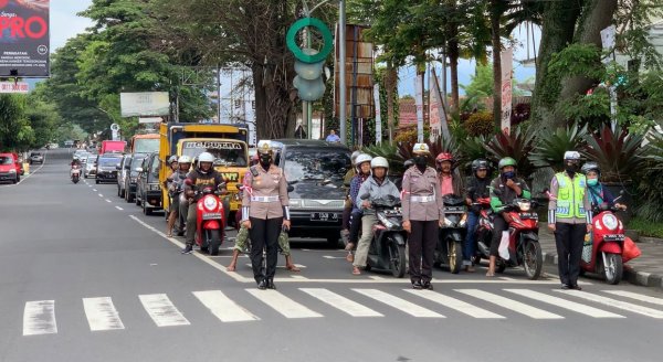 Kasat Lantas Polres Batu AKP Lya, Pandu Upacara Peringatan Hari Pahlawan di Simpang Empat Batos