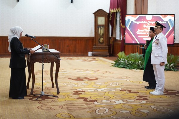 Gubernur Jatim Kofifah, Lantik Pj Walikota Batu Aries Agung Paewai masa Jabatan 2023-2024