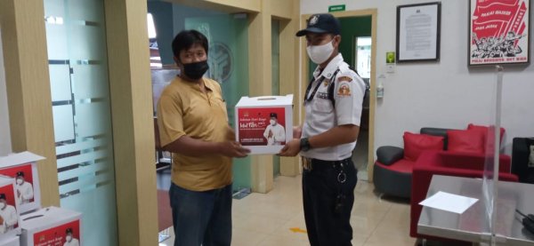Apresiasi Warga Tidak Mudik, Andreas Berikan Paket Sembako Malang Raya
