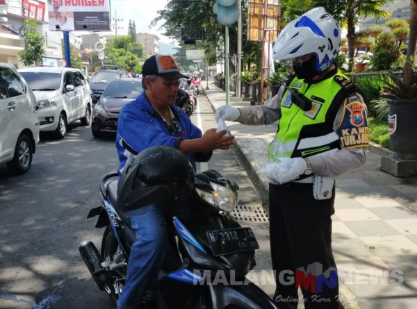 Cegah Penyebaran Covid-19, Polres Batu Bagikan Masker Kepada Pengguna Jalan