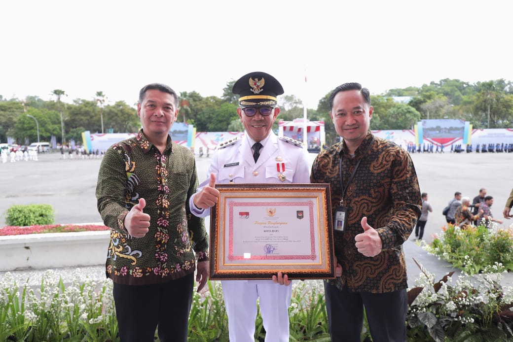 Wali Kota Batu, Nurochman Terima Piagam Penghargaan, Pemkot Batu Raih Status Kinerja Tinggi