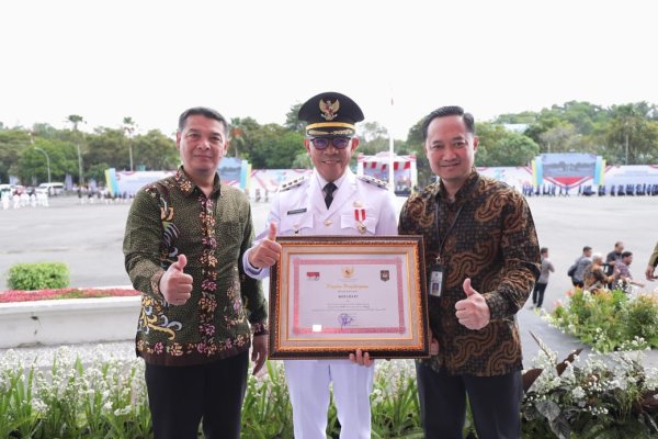 Wali Kota Batu, Nurochman Terima Piagam Penghargaan, Pemkot Batu Raih Status Kinerja Tinggi