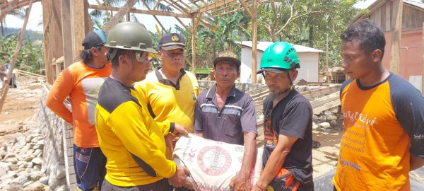 Bantu Warga Terdampak Banjir, Polsek Kasembon Berikan Bantuan Bahan Bangunan dan Sembako