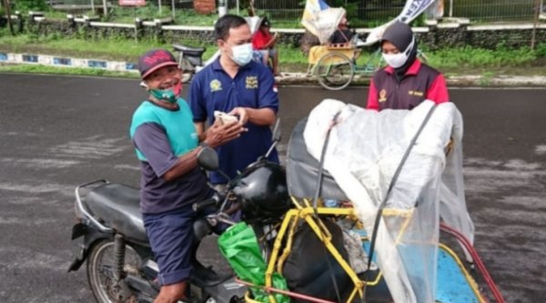 Pandemi, Komunitas TUBER Berikan Nasbung dan Siapkan Warung Gratis