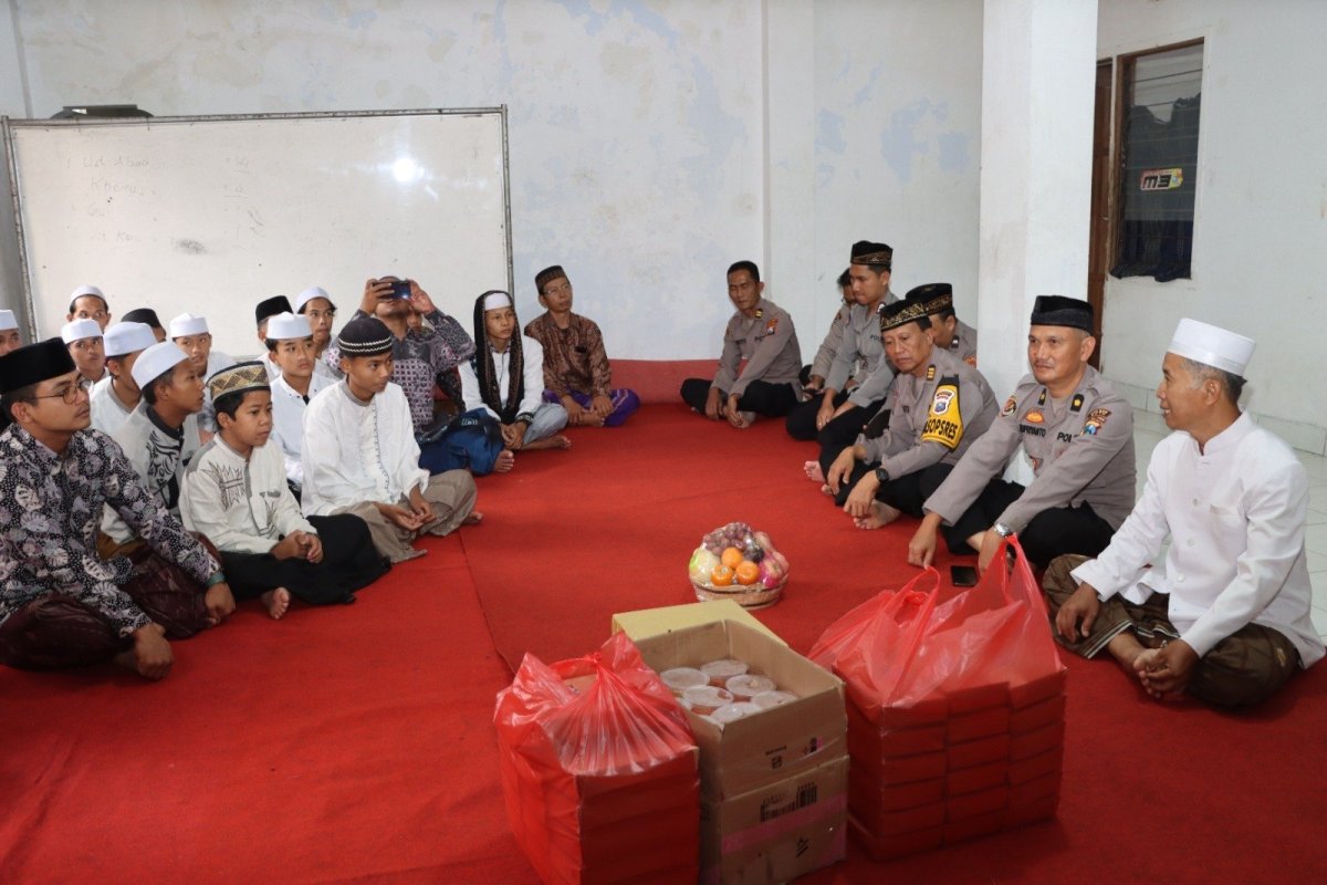 Pererat Silaturahmi di Bulan Suci Ramadan, Polres Batu Bagikan Bingkisan dan Takjil