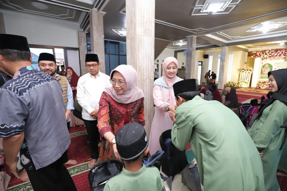 Ramadan Berkah, Wali Kota Batu, Nurochman dan Wakil Wali Kota Batu, Heli Suyanto Santuni Anak Yatim di Desa Sumbergondo