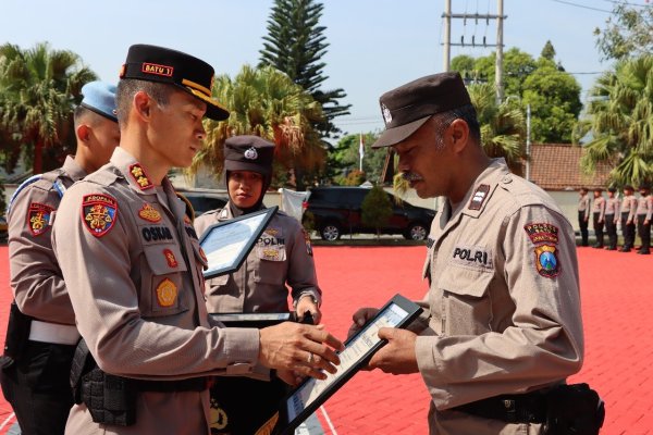 Kapolres Batu AKBP Oskar Berikan Reward kepada 8 Anggota yang Berprestasi