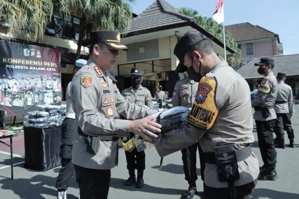 Tanggap Bencana Alam, Kombes Pol. Buher Distribusikan Peralatan Bagi Seluruh Bhabinkamtibmas