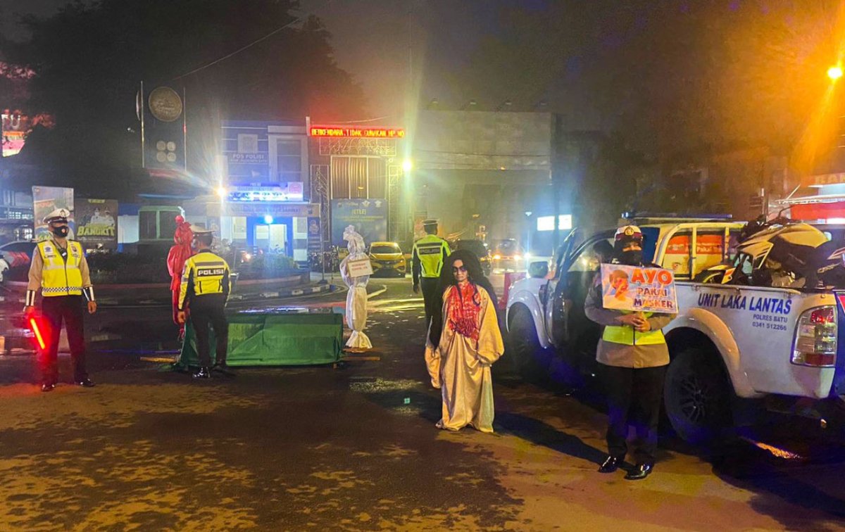 Sosialisasi Prokes, Satlantas Polres Batu Hibur Wisatawan dengan Pocong dan Kuntilanak