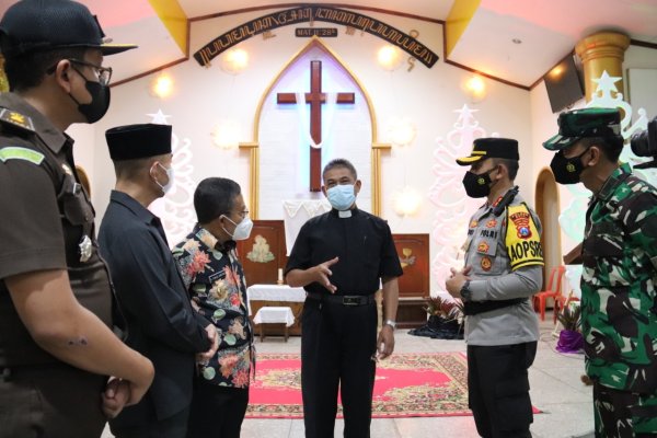 Pastikan Prokes Perayaan Natal, AKBP Yogi Cek Kesiapan Gereja di Kota Batu