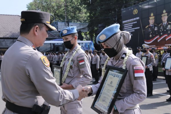 Harumkan Nama Indonesia di Kancah Internasional, Kombes Pol. Buher Berikan Penghargaan Kepada Anggotanya