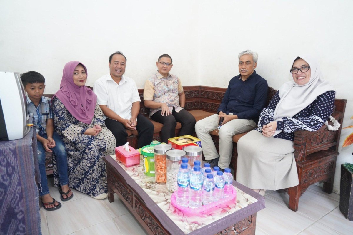 Peringatan Hardiknas, Pj. Wali Kota Batu Aries Kunjungi Rumah Guru