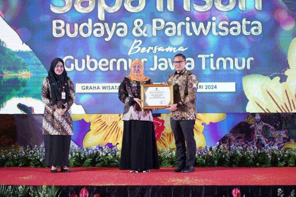 Pj. Wali Kota Batu Aries Raih Penghargaan Kepala Daerah Pendukung Pariwisata Terbaik dari Gubernur Jatim Khofifah