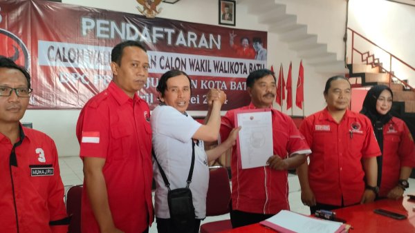 Puluhan Tim Relawan Krisdayanti Datangi DPC PDI Perjuangan, Ambil Formulir Pendaftaran Pilkada 2024