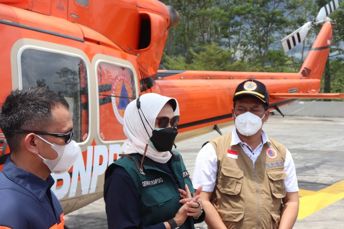 Gunakan Helikopter, Dewanti Bersama Kepala Pusdatin BNPB Pantau Jalur Bencana Alam dari Udara