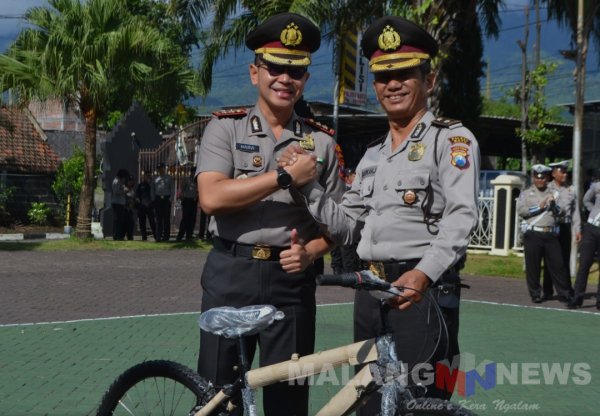 Usai Pimpin Korps Raport Kenaikan Pangkat, Kapolres Batu Berikan Hadiah Ini