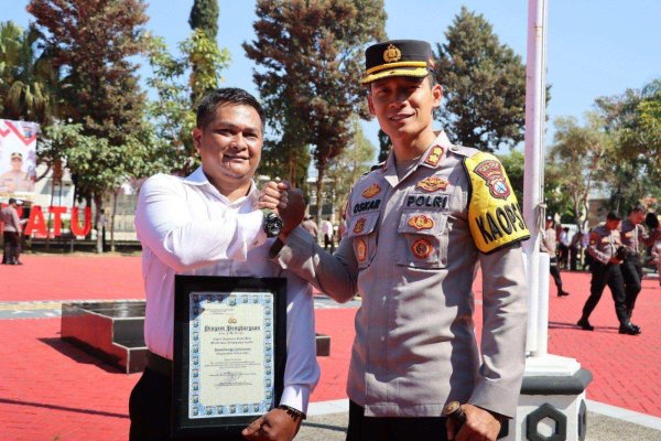Kapolres Batu AKBP Oskar Berikan Reward Kepada 14 Anggota Berprestasi dan 2 Masyarakat Mitra Polri