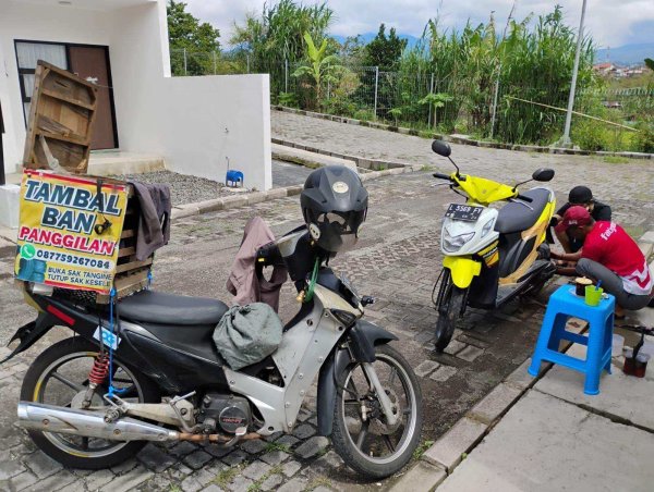 Sejak 2021, Perjuangan Hidup Sugianto Berprofesi Sebagai Tukang Tambal Ban Online