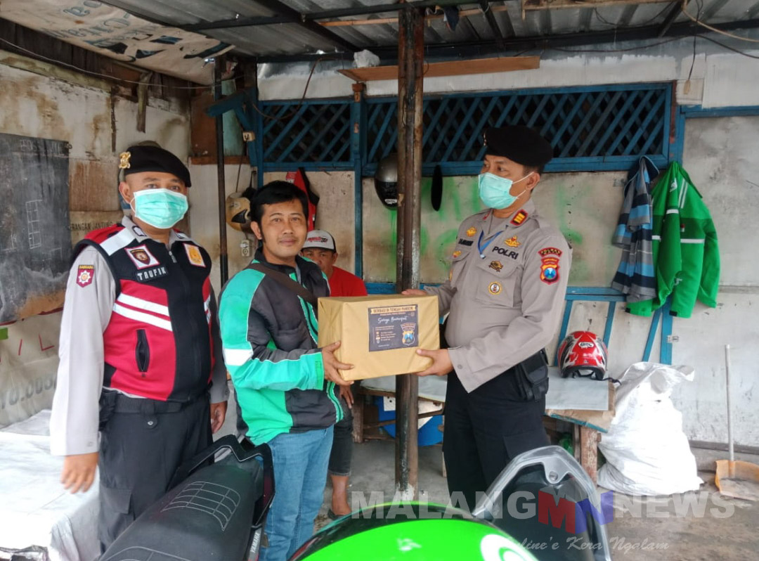 Polres Batu Melalui Sat Sabhara Bagikan Sembako