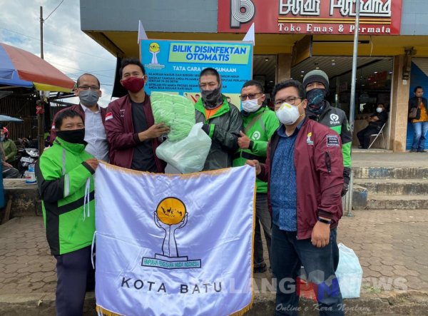 Cegah Covid-19, BPC HIPMI Kota Batu Bagikan Masker dan Hand Sanitizer
