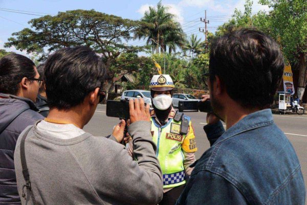 Pastikan H+2 Lebaran Arus Lalin Lancar, Sat Lantas Polres Batu Berlakukan One Way System 