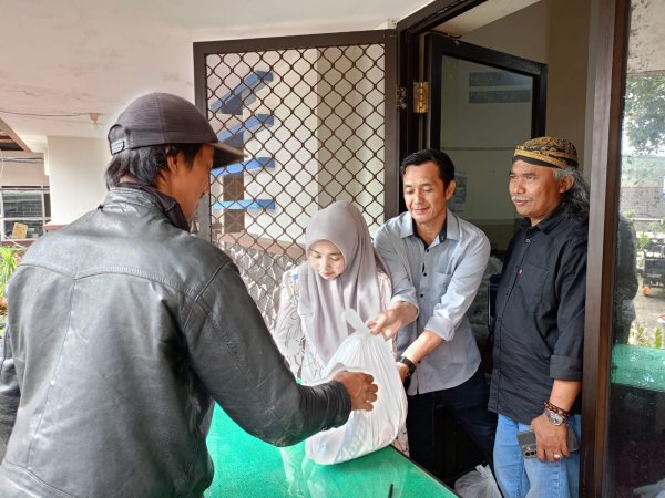 Pemdes Tulungrejo Bagikan 2.611 Paket Sembako Hasil PAD Meningkat, Warga Ucapkan Terima Kasih