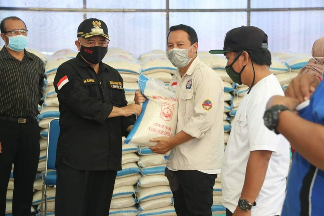 Bupati Malang Sanusi, Bagikan Sembako Kepada Driver Angkutan Umum
