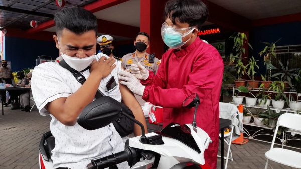Kapolresta Malang Kota, Tinjau Pelaksanaan Layanan Vaksinasi Drive Thru