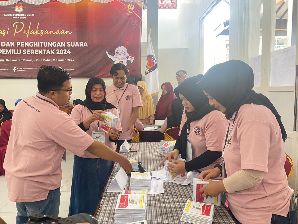 Jelang Pemilu 2024 KPU Kota Batu Gelar Simulasi Pemungutan Suara, Warga Dusun Cangar Antusias
