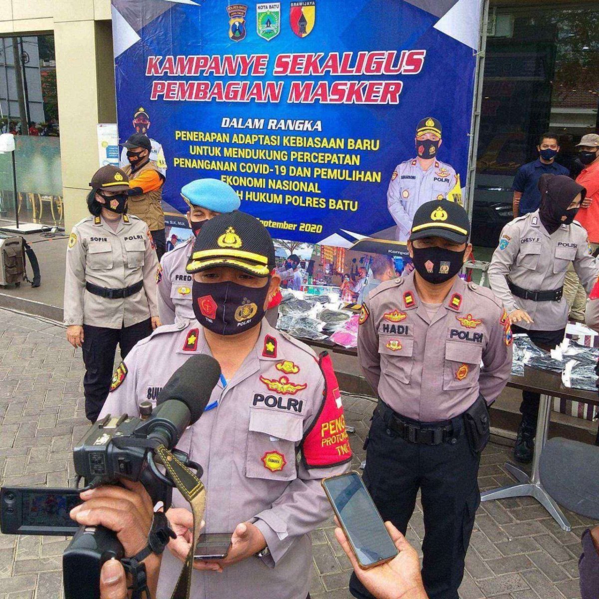 Laksanakan Inpres, Polres Batu Bagikan 10 ribu Masker Gratis
