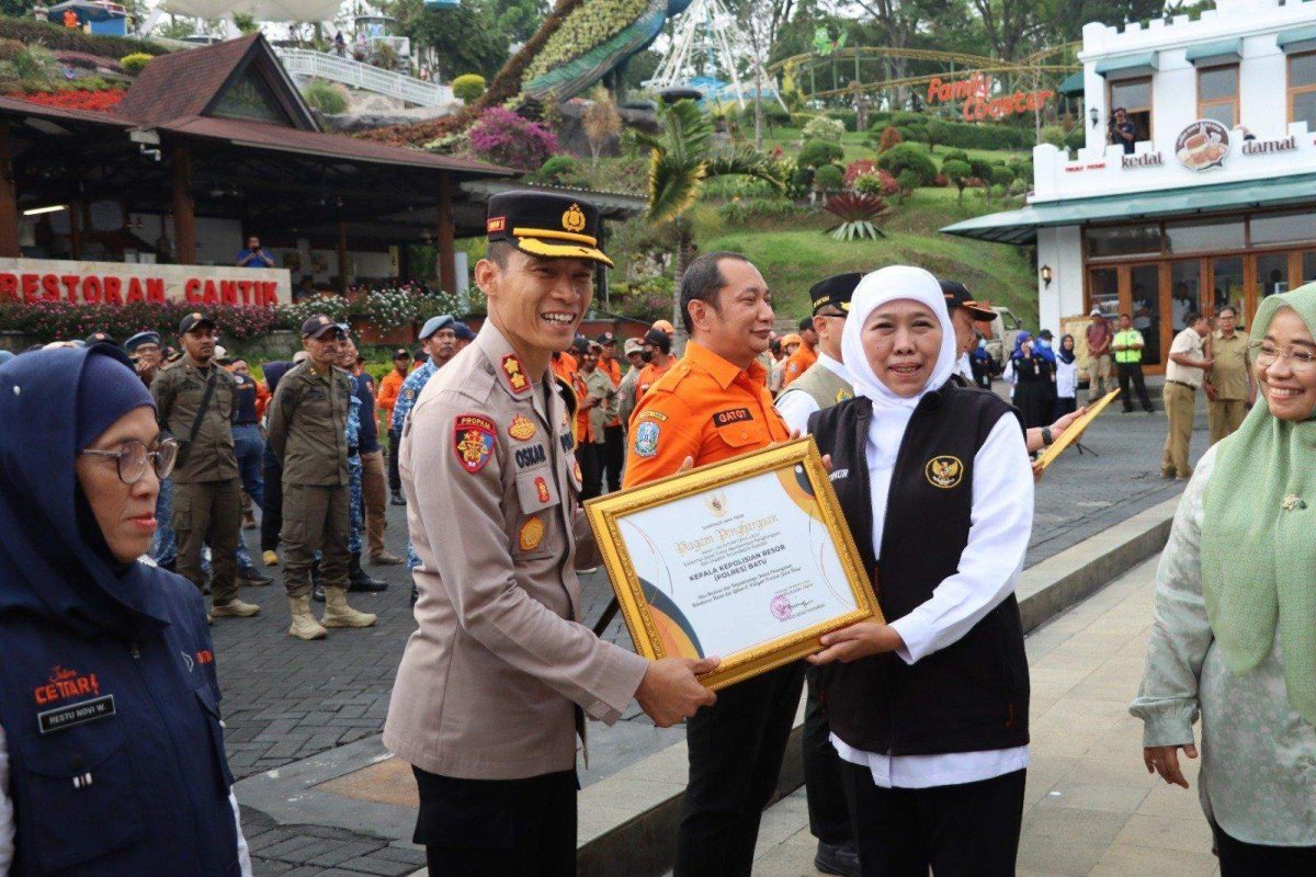 Hadiri Apel Siaga Darurat Bencana, Kapolres Batu AKBP Oskar dapat Penghargaan dari Gubernur Jatim Khofifah