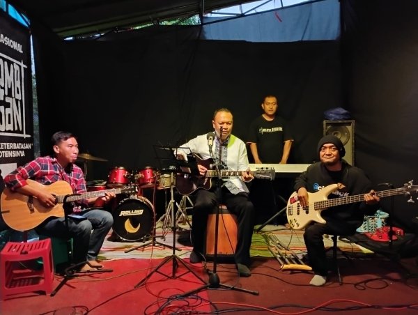 Wadah Kreasi Musisi Disabilitas, Diapresiasi Camat Bumiaji, Thomas Maido dan Brain Wash Punk Rock