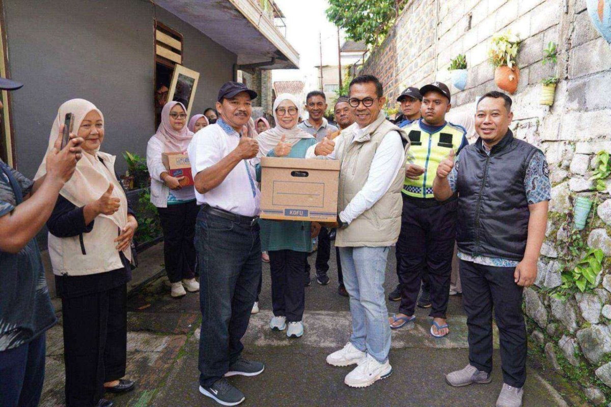 Ajak Warga Masyarakat Perkuat Gerakan 3M Plus, Wali Kota Batu, Nurochman Pimpin PSN Serentak di Kelurahan Sisir
