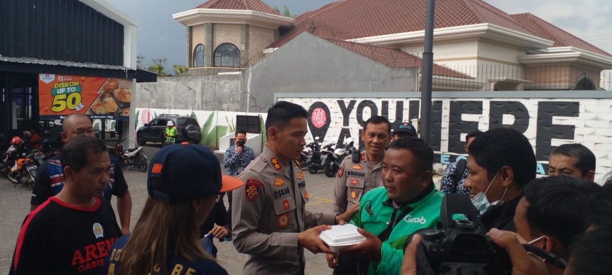 Jumat Berkah, Kapolres Batu AKBP Oskar Bersama Aremania dan Aremanita Bagikan Bansos
