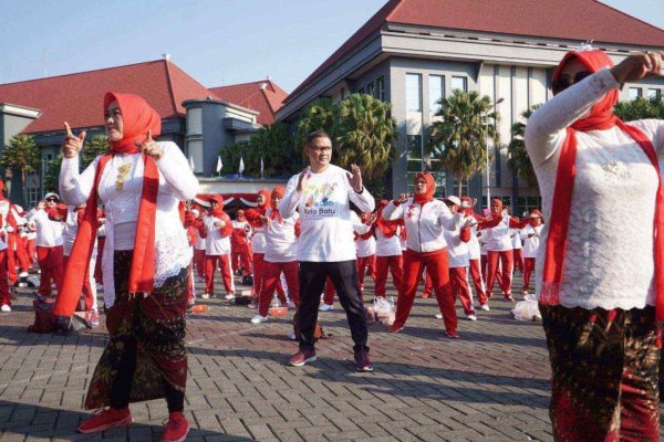 Peringati Hari Jadi Kota Batu ke-22, Pj. Wali Kota Batu Dr. Aries Agung Paewai Ikuti Senam Jantung Sehat