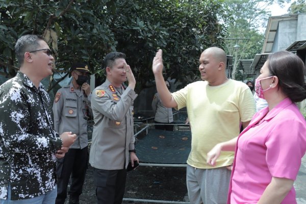 Kombes Pol. Buher Kunjungi Penyandang Disabilitas di Blitar, Suasana Momen Nostalgia Penuh Haru dan Bahagia Terpancar