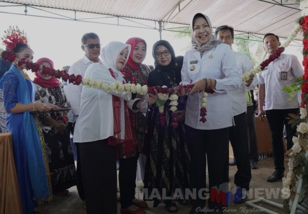 Walikota Batu Dewanti Rumpoko Resmikan TPST Jalibar Berseri