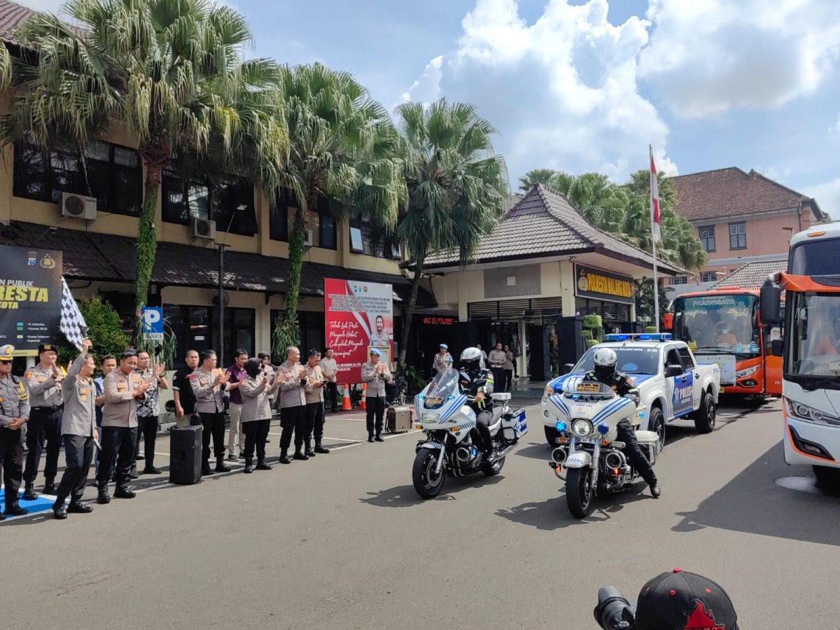 Kombes Pol. Buher Berangkatkan Peserta Balik Mudik Gratis Tujuan Semarang – Jakarta