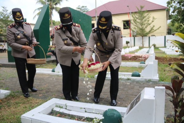 HUT Polwan ke-73, Kabagsumda Polres Malang Ziarah dan Tabur Bunga di TMP Kepanjen
