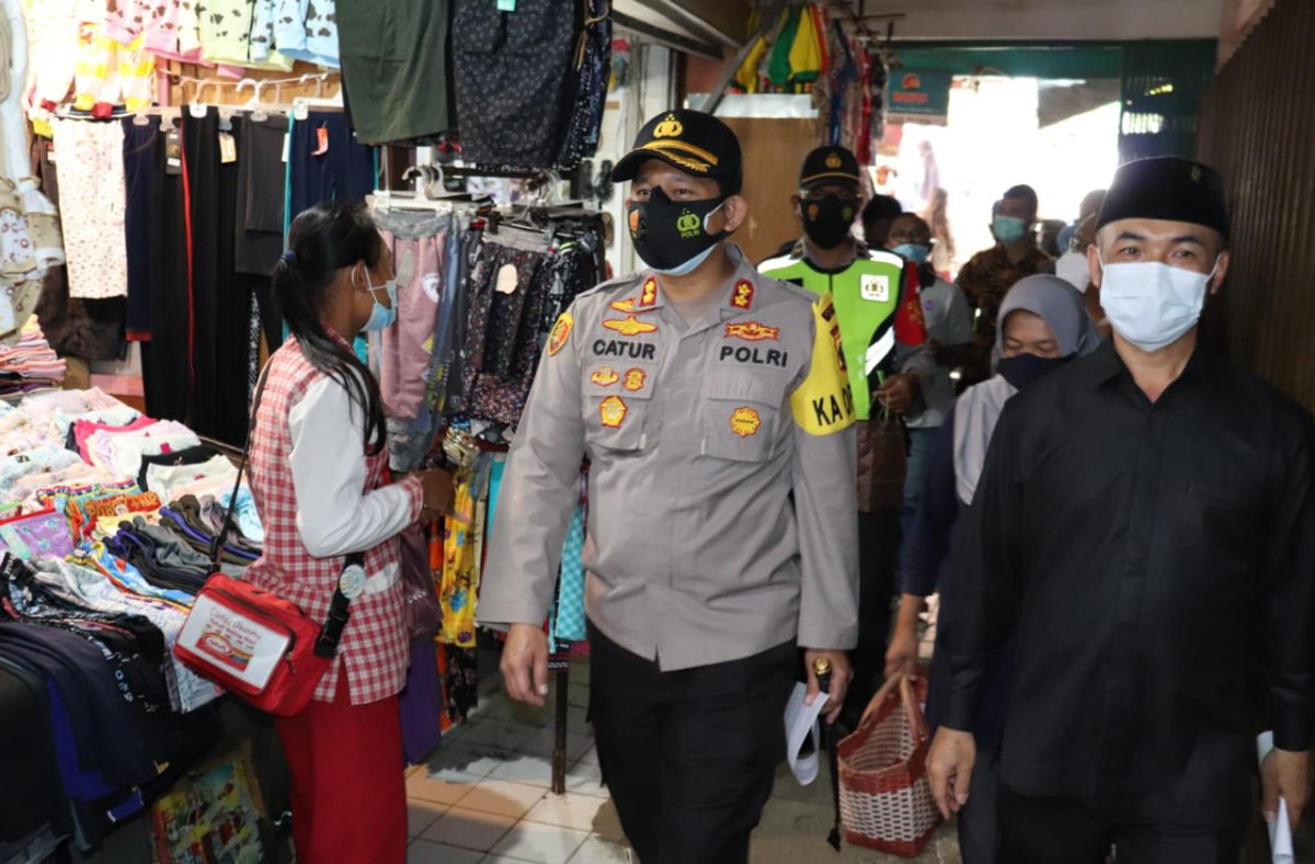 Pastikan Harga Sembako Stabil, Kapolres Batu Sidak Pasar Besar