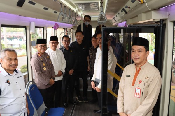 Wali Kota Batu, Nurochman dan Kapolres Andi, Uji Coba Shuttle Bus dari Karoseri Adi Putro