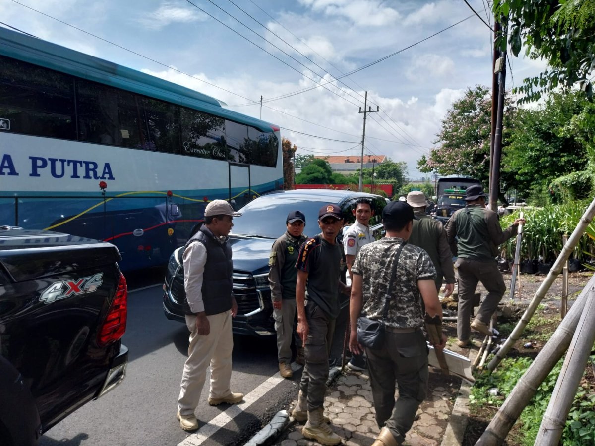Masa Tenang Pemilu 2024, Pj. Wali Kota Batu Dr. Aries Monitor dan Awasi Pelaksanaan Pelepasan APK