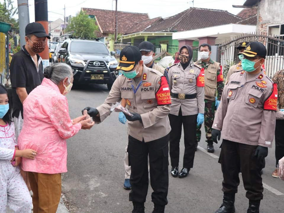Kapolres Batu Berikan Sembako dan Masker Kepada Warga Terdampak Covid-19