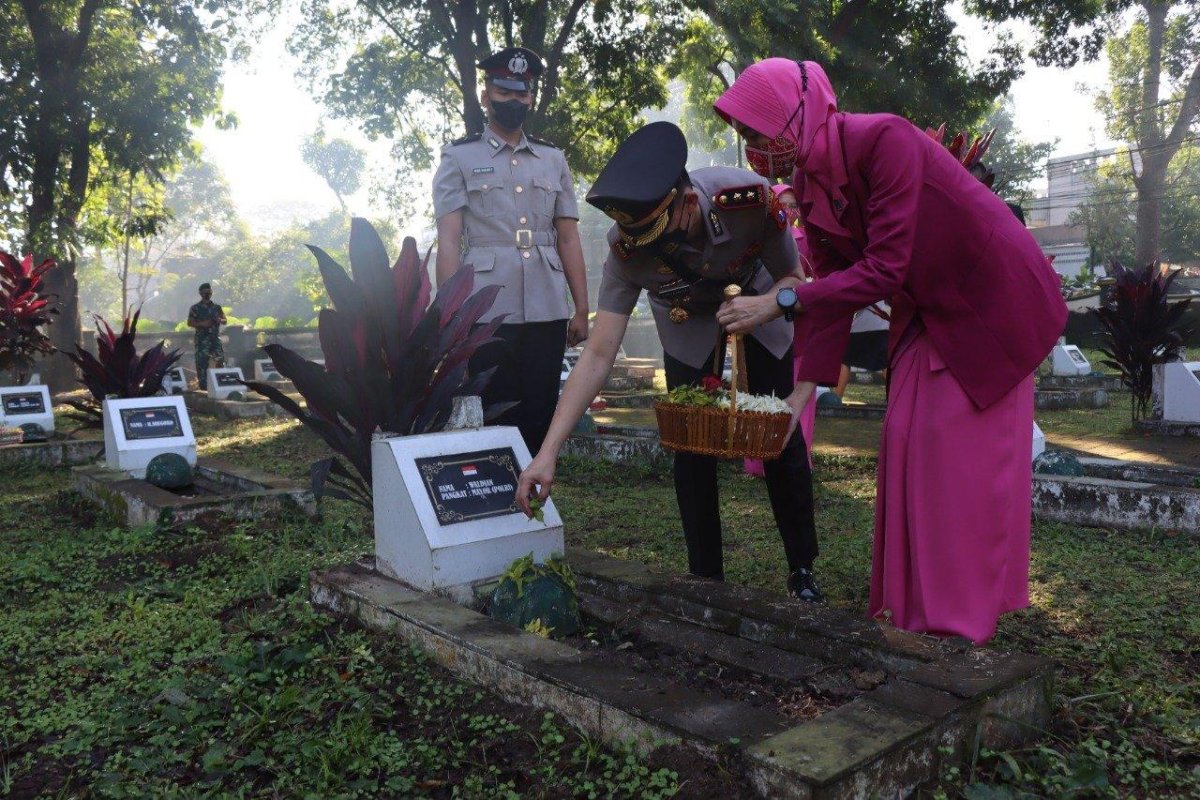 Polres Malang Ziarah dan Tabur Bunga Ke TMP Prayuda Nirmala Kepanjen